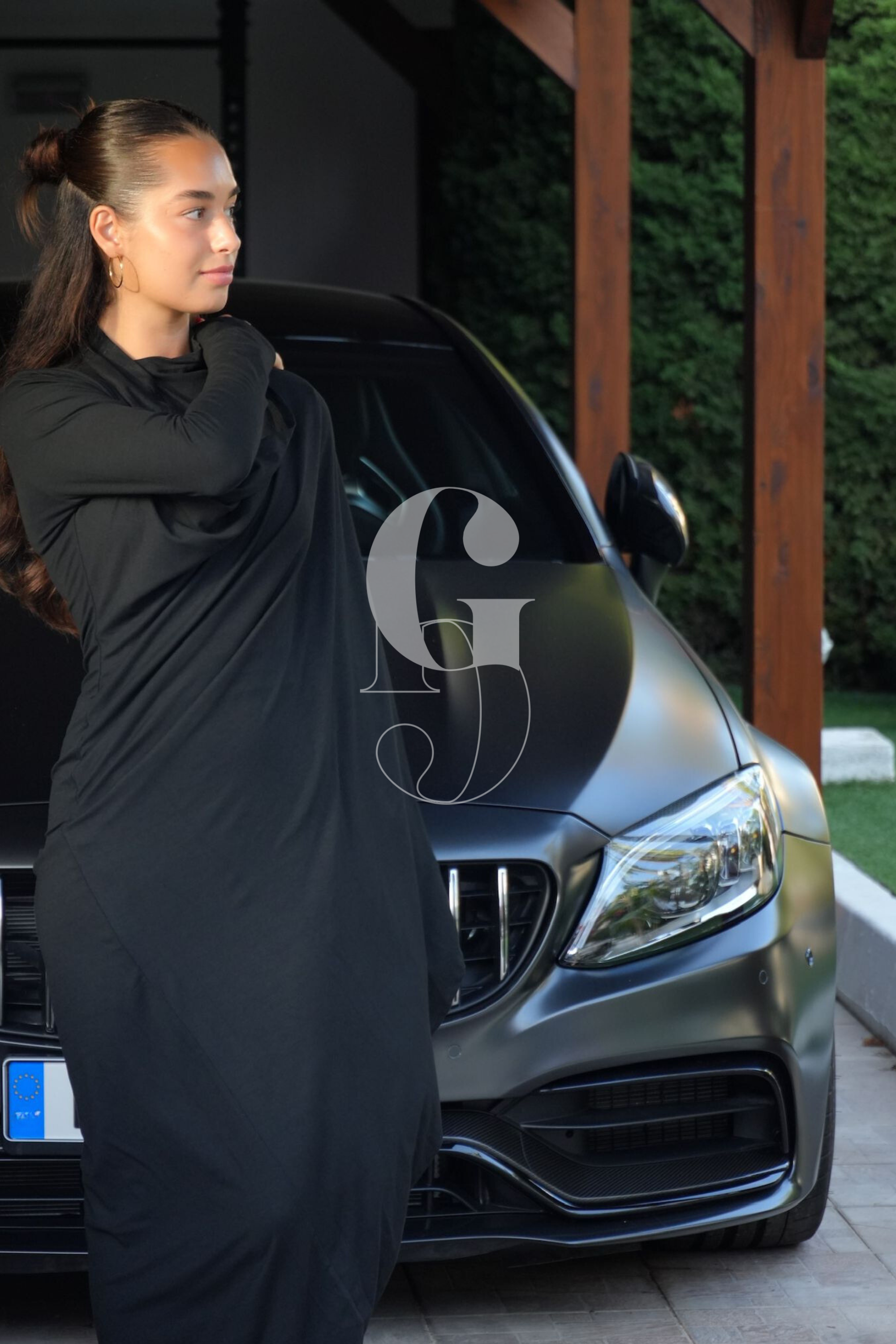 GIULIA – Figure-hugging dress with integrated cape and slit